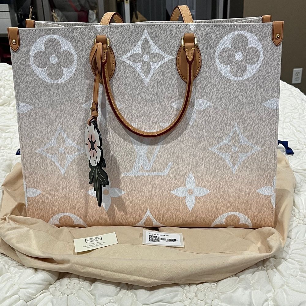 Louis Vuitton GM on the go pool collection